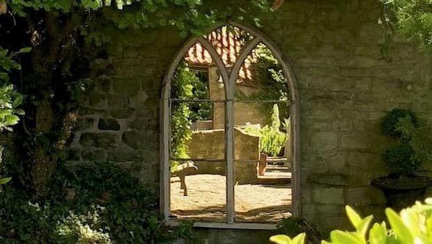 Come usare gli specchi in giardino in maniera creativa e funzionale