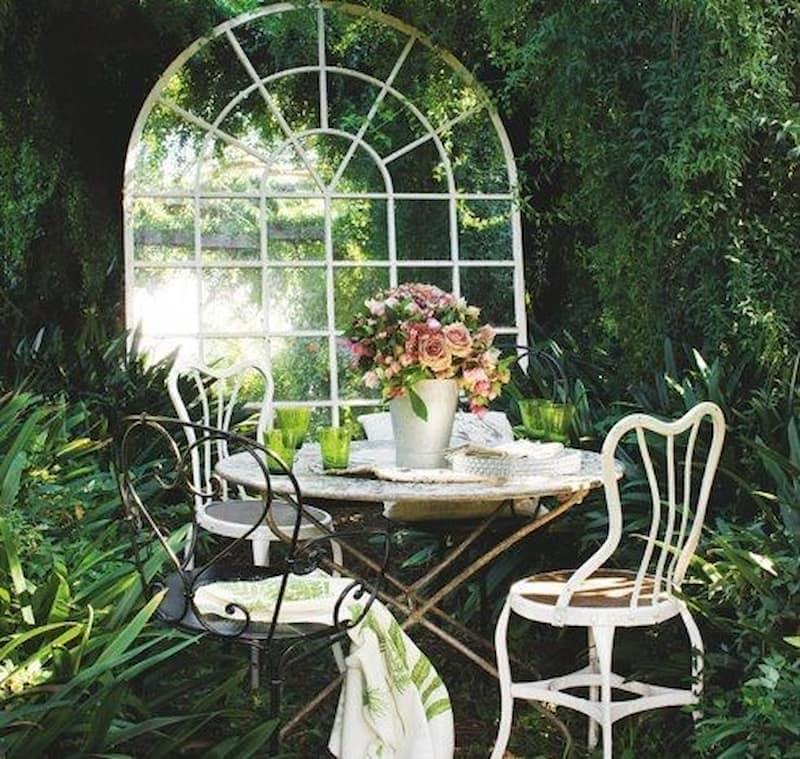 Specchio in giardino con colazione, foto da Pinterest