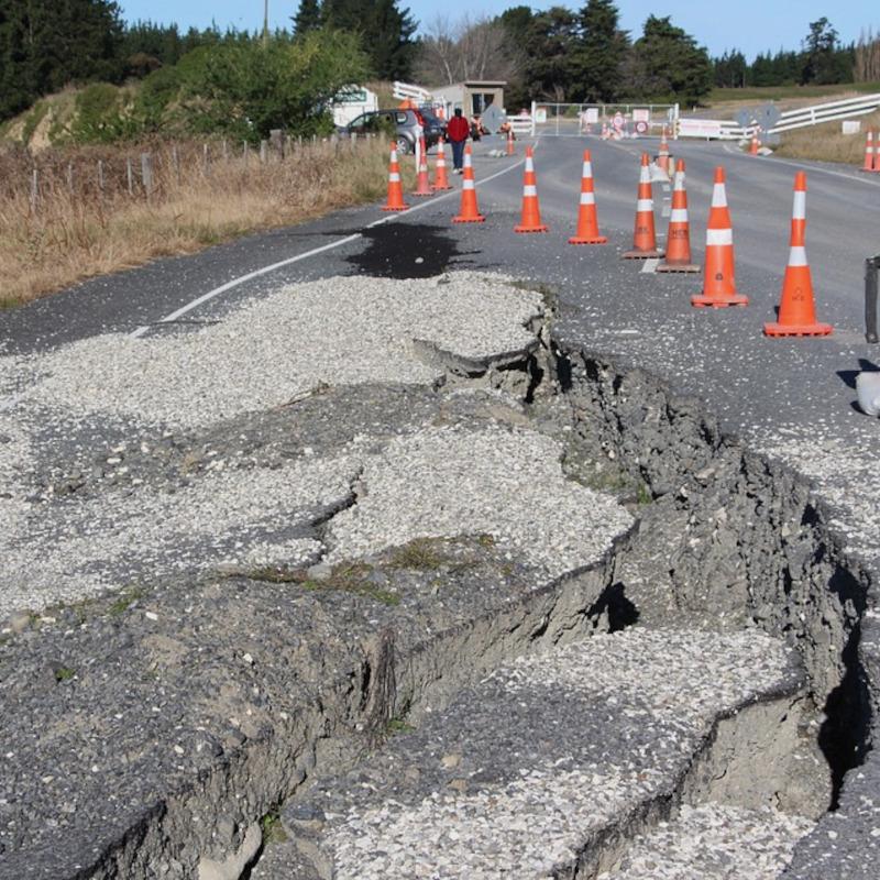 Danneggiamento suolo a seguito di fenomeno di liquefazione a seguito di evento sismico (Foto pixabay)