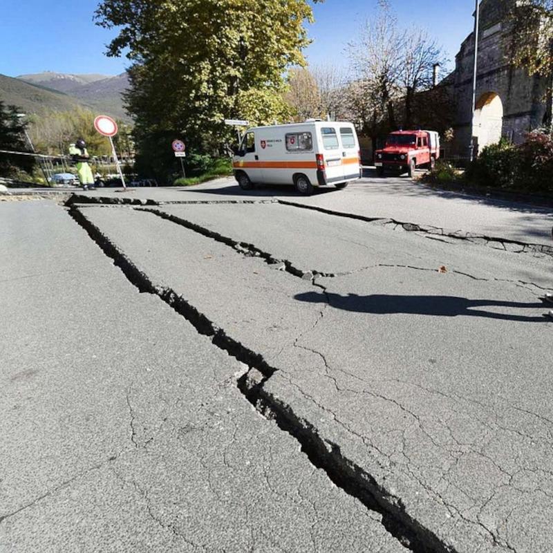 Frattura del fondo stradale provocata da evento sismico (Foto pixabay)