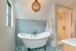 Altezza piastrelle bagno con soffitto spiovente - Getty Images