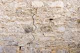 Probabile lesione a schiacciamento in un muro di pietrame. Foto Pixabay