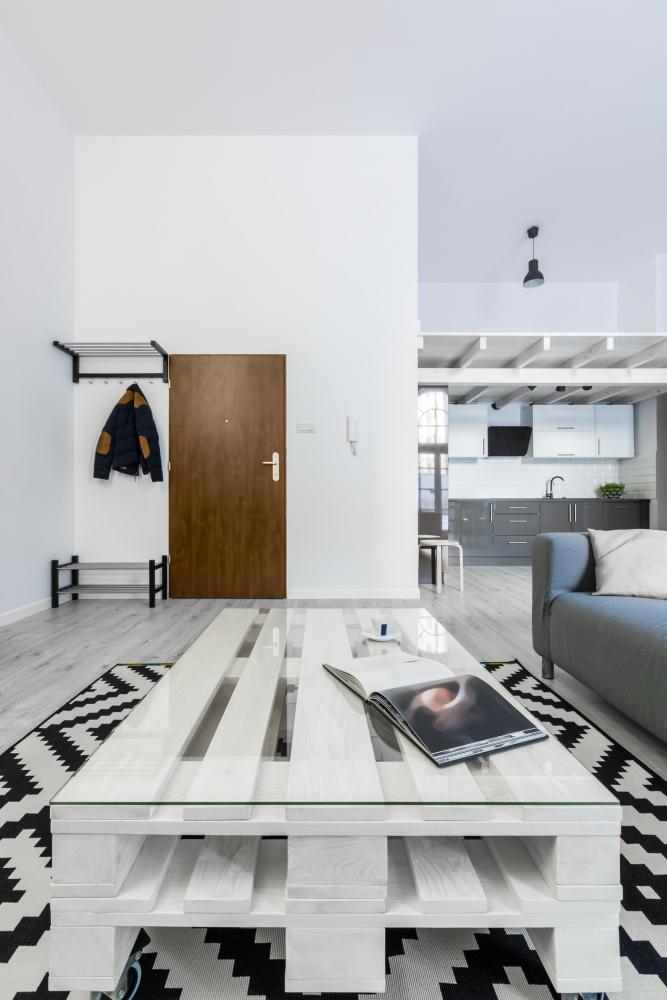Appartamento stretto e lungo, arredo minimal - Getty Images
