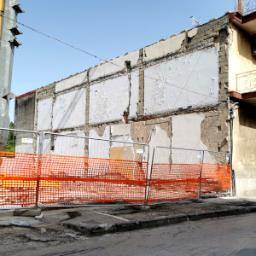 Demolizione edificio confinante facciata compromessa (foto Arch.F.Oliva)