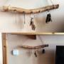 Portachiavi da parete realizzato con un vecchio ramo. Foto da Pinterest