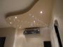 Originale soluzione con faretti fissi nel controsoffitto - foto Pinterest