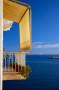 Tende da balcone in condominio fronte mare - foto Getty Images