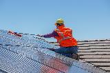 Pulizia dei pannelli di un impianto fotovoltaico - Getty Images