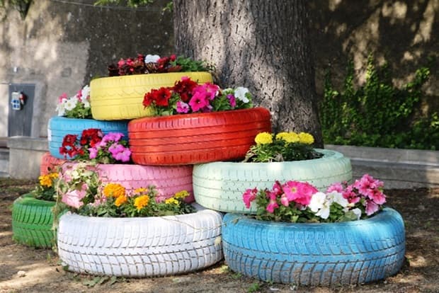 Planters recycled tires, from uniroyal-tyres.com 