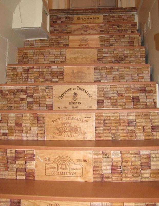 Staircase riser covered with corks and wooden boxes. Photo by Pinterest