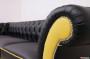 Divano su misura Chesterfield in pelle nera e gialla - braccioli personalizzati con chiodatura decorativa
