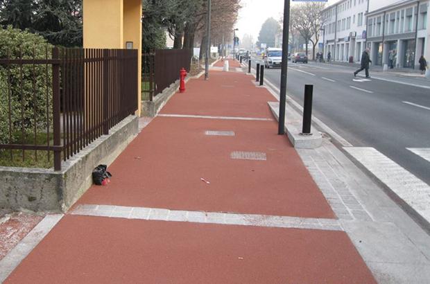 Sidewalk with red colored asphalt, by CISA Asfalti