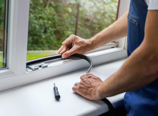 Checking the frames for correct thermal insulation - photo Getty Images