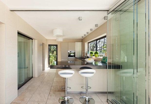 Sliding glass doors between kitchen and living room - Covea Vetri 