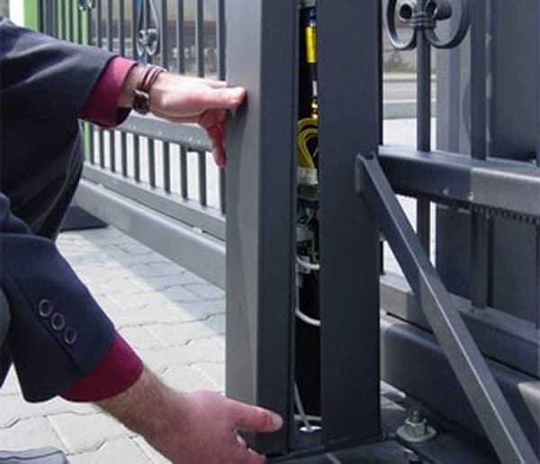 Cancello scorrevole by FEREGO - dettaglio motore nascosto