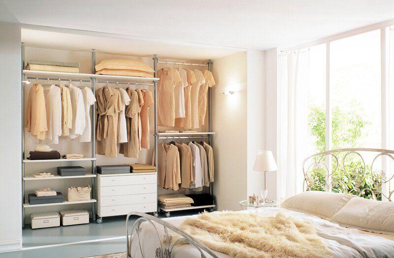 Internal walk-in closet - Furnishings and furniture