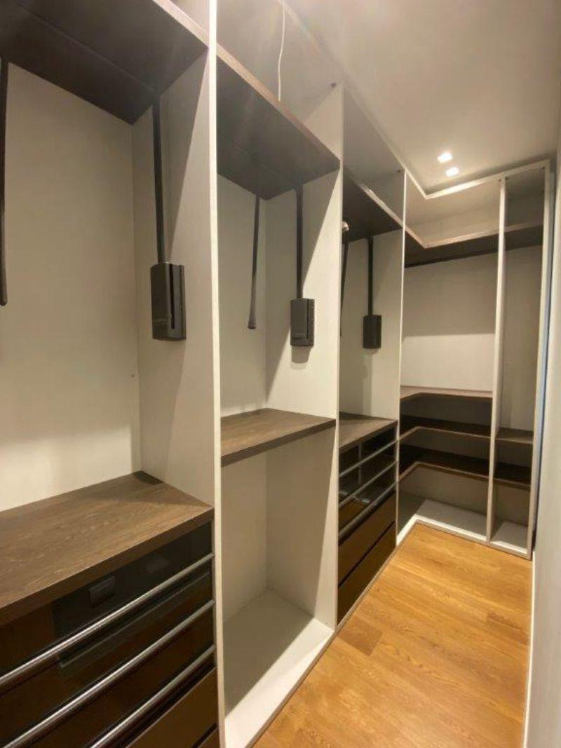 Walk-in closet in the bedroom - Furnishings and Furniture