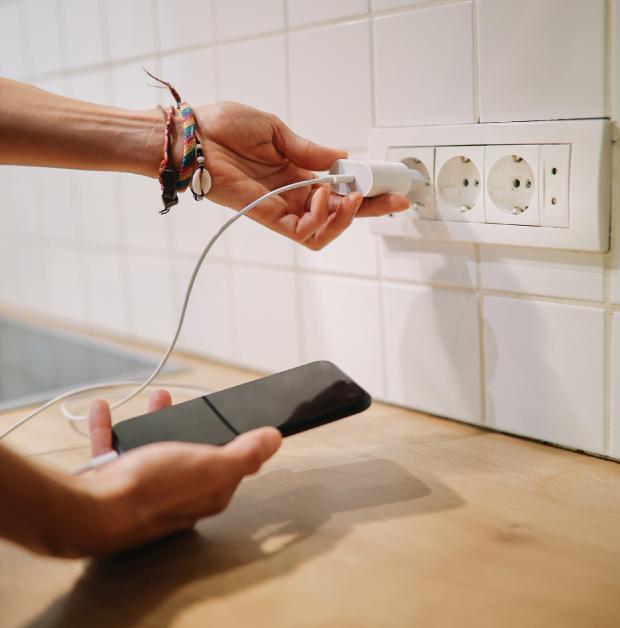 How many times can I recharge my smartphone with 1 kWh of energy - photo Getty Images