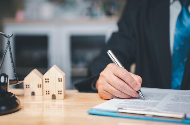 Expert condominium lawyer who reviews the thousandth tables - photo Getty Images