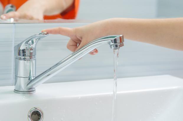 Turn off the tap when you don't need it to save water at home - photo Getty Images