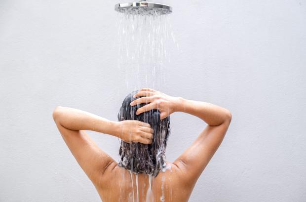 Take a shower instead of bathing in the tub to consume less - photo Getty Images