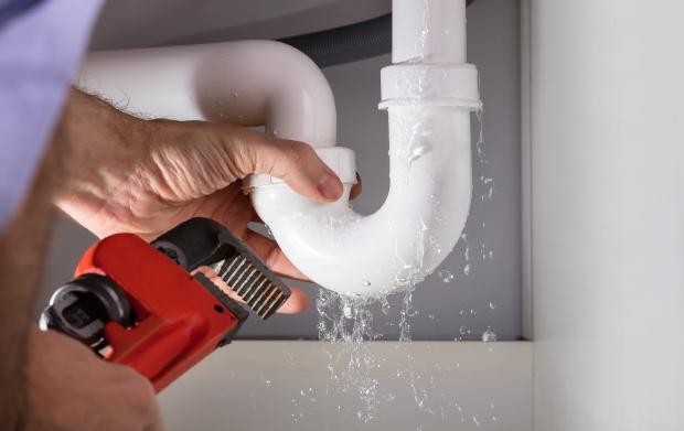 Riparazione al tubo del lavabo in bagno