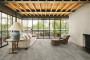 Pavimento in soggiorno effetto pietra Mystone Silver Root di Marazzi