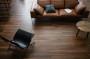 Gres porcellanato effetto legno in soggiorno Treverkchic di Marazzi