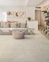 Pavimento in soggiorno effetto pietra di Ostuni - collezione Uniche di Marazzi