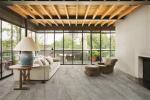 Pavimento in soggiorno effetto pietra Mystone Silver Root di Marazzi