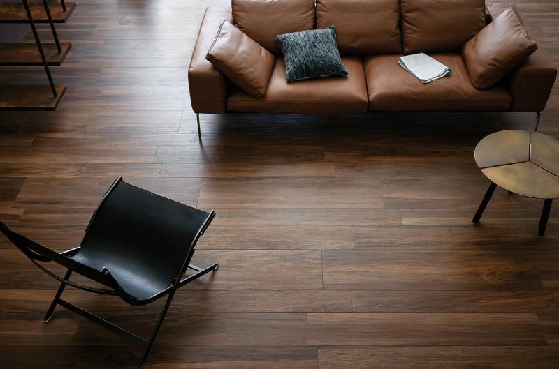 Gres porcellanato effetto legno in soggiorno Treverkchic di Marazzi