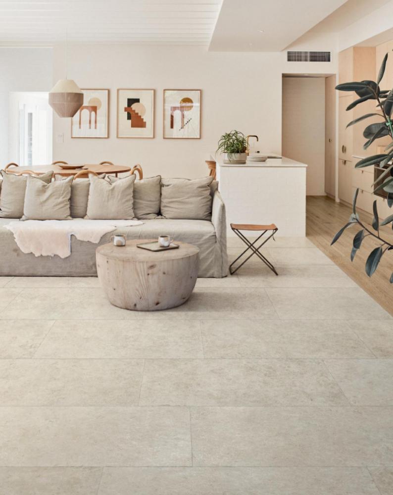 Pavimento in soggiorno effetto pietra di Ostuni - collezione Uniche di Marazzi