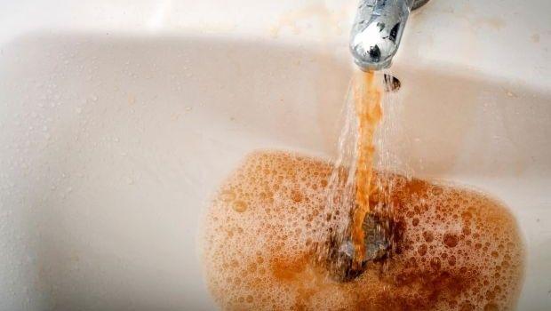 Acqua sporca dal rubinetto: tutti i rimedi