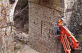 Ispezione preliminare del pilone di un antico ponte