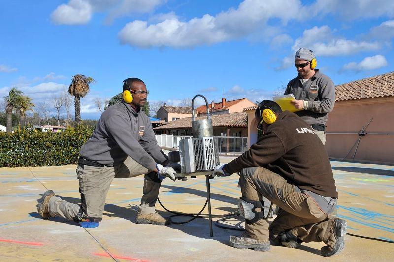 Operai effettuano prove penenometriche del terreno 