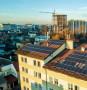 Pannelli su edificio residenziale in contesto urbano