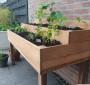 Orto rialzato da balcone con piante aromatiche