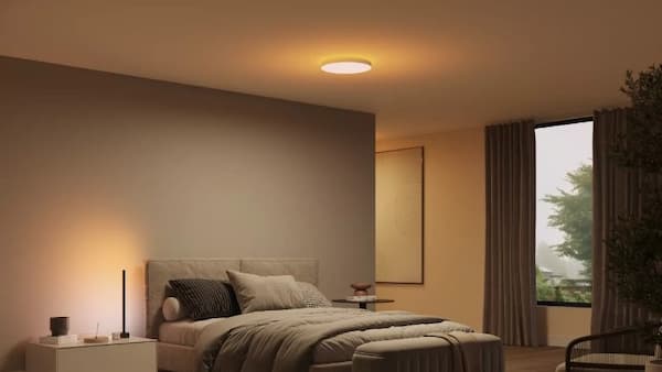 Camera da letto illuminata con plafoniera a soffitto smart - foto Philips Hue