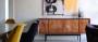 Madia vintage armoniosamente inserita in un ambiente moderno