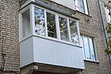 Balcone adibito a veranda in un condominio