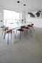 Sala da pranzo con pavimento in resina in una elegante nuance di grigio - foto Gobbetto srl