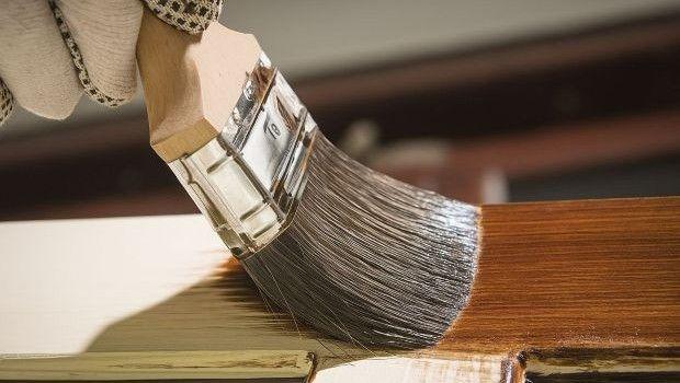 Come proteggere il legno all’esterno in estate: oli, impregnanti e vernici