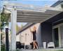 Pergola per riparare il terrazzo o la veranda con apertura manuale - foto Il Bersò