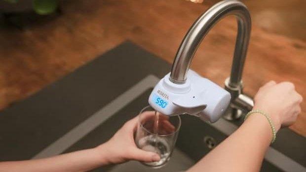 Depuratori d’acqua domestici: filtri a carboni, osmosi e UV a confronto