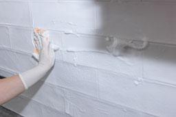 Applicazione e pulizia della pittura col guanto