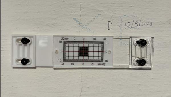 Fessurimetro siglato e datato