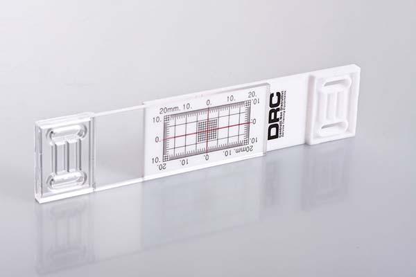 Un tipico fessurimetro analogico