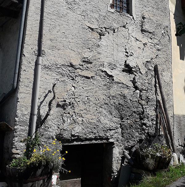 Gravissimo dissesto a schiacciamento di una muratura portante