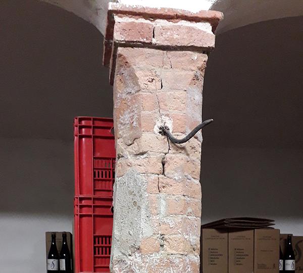 Lesione a schiacciamento in un pilastrino di mattoni