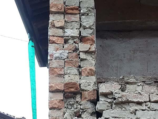 Muro con paramenti non ingranati, vulnerabile allo schiacciamento